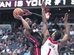 Dwyane Wade fue el único de las tres estrellas que jugó anoche y aportó nueve puntos para la causa de Miami. AP /