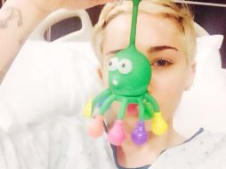 La cantante publicó en su cuenta de Twitter un 'selfie' de un pulpo que la está cuidando. ESPECIAL /