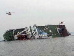 Al menos ocho barcos y dos helicópteros han sido enviados a la zona para las labores de rescate. AP /