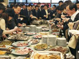 Platos elaborados con carne de ballena fueron servidos en la reunión cerca del Parlamento japonés, lo que atrajo muchos participantes. AP /