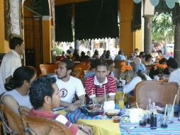 Durante Semana Santa los locatarios tienen más clientes por atender. ARCHIVO /