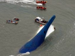 Un total de 477 personas viajaban en el transbordador que se hunde en aguas surcoreanas. EFE /