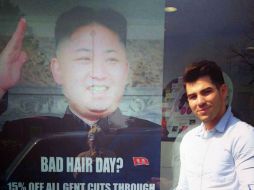 Con la imagen del líder norcoreano, el lugar ofrece un descuento en los cortes de pelo. AP /