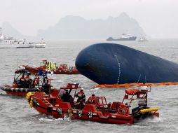 Equipos de rescate trabajan en la zona del naufragio en búsqueda de los desaparecidos. EFE /