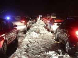 La vialidad permaneció cerrada en las primeras horas de hoy por las maniobras para retirar el granizo. SUN /