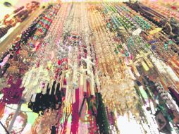 Imágenes religiosas, cirios, rosarios, recuerdos y retablos son los más vendidos en esta fecha.  /