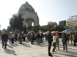 Habitantes de la Ciudad de México permanecen en lugares abiertos después del movimiento sísmico de siete grados. EFE /