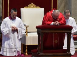 El Papa Francisco reza durante la celebración del Viernes Santo en El Vaticano. AFP /