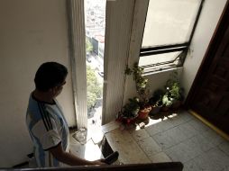 Un hombre muestra la separación del edificio donde vive en la Ciudad de México, a causa del sismo de siete grados. EFE /