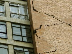 Edificios en la colonia Doctores, Tlatelolco y el Banco de México resultan con daños. EFE /