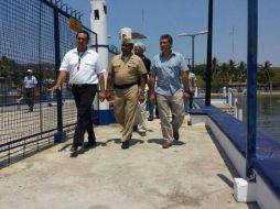 El presidente de Zihutanejo realiza recorrido por el muelle después del sismo. Tomada de @ Eric_Fdz. ESPECIAL /