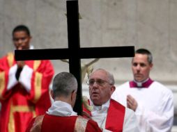 Al final del servicio el Papa, explicó que la cruz representa 'el peso de todos nuestros pecados'. EFE /