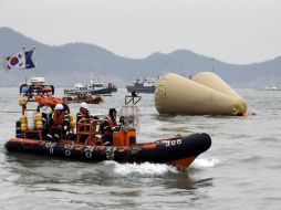 Las grandes olas han dificultado las operaciones con las que se intenta rescatar a casi 300 pasajeros. AP /