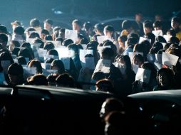 Familiares y compañeros de los estudiantes desaparecidos realizan una vigilia en el instituto Danwon. AFP /