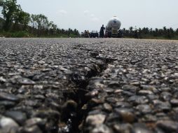 Vista de una grieta a los largo de la carretera que conduce a la ciudad de Tecpan de Galeana, en Guerrero. EFE /