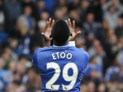 Samuel Eto'o lamenta la derrota en Stamford Bridge del conjunto del Chelsea. AP /
