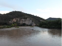 Estampa. Labriego cruzando el encantador río, que brinda insólitos parajes.  /