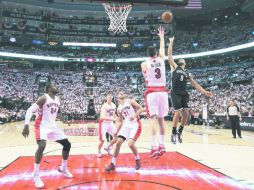 Deron Williams dispara por encima del defensivo de Toronto,Nando De Colo, para anotar dos puntos para los Nets. AP /