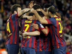 Los jugadores del Barcelona celebran el gol del delantero argentino. EFE /