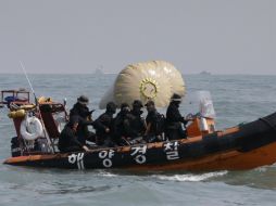 Las labores de rescate continúan hoy, después de que los buzos hayan trabajado toda la noche. AP /