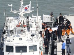 Los equipos de rescate recuperaron hoy los cuerpos sin vida de otros cinco pasajeros. AP /
