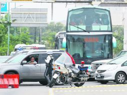La Secretaría de Movilidad dividió el flujo vehicular a la altura de la Avenida López Mateos Sur,en su cruce con calle López Cotilla.  /