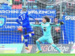 El mediocampista francés Florian Raspentino remata para anotar el 1-1 ante la salida del portero tapatío Guillermo Ochoa. AFP /