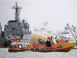 Los cuerpos de rescaten continúan con las maniobras en la zona del naufragio. EFE /
