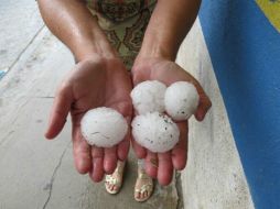 El granizo afecta a viviendas, vehículos y el sistema de alumbrado público. TOMADA DE @fernandadealbaj  /