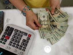 De acuerdo con Banco Base para este día se espera un tipo de cambio cotizando entre 13.01 y 13.08 pesos por dólar. ARCHIVO /