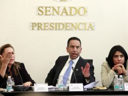 En la reunión participan los presidentes de comisiones Javier Lozano (c), Alejandra Barrales (d) y Graciela Ortiz (i). SUN /