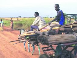 Refugiados.Un grupo de personas viaja en la carretera cerca de Bentiu, donde la ONU tiene bajo su protección a unos 22 mil desplazados. AP /