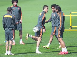 La presencia del astro portugués Cristiano Ronaldo (con el balón) se decidirá momentos previos al duelo ante los bávaros. AP /