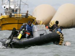 Para recuperar más cuerpos, los buzos tendrán que romper las paredes de los camarotes. EFE /