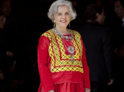 Los Reyes le pidieron el discurso a la escritora mexicana y alabaron su vestido de Oaxaca. AP /