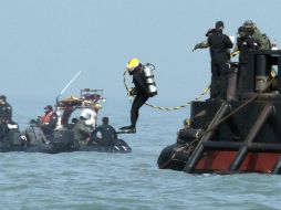 Cientos de buzos participan en las operaciones de rescate, pero las esperanzas de encontrar sobrevivientes ha disminuido drásticamente. AP /