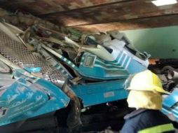 El tráiler, placas 986-DP9, se metió de lleno en la finca lo que provocó que el conductor falleciera entre los fierros de la cabina. ESPECIAL /