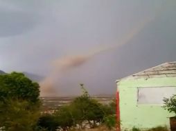 El pequeño tornado se disipó en aproximadamente diez minutos y no causó daños. ESPECIAL /