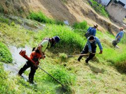 Personal de Zapopan realizó labores de limpieza en el canal El Chocolate.  /