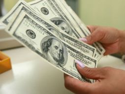 Los bancos de la capital mexicana ofrecen el dólar libre hasta en 13.45 pesos. ARCHIVO /