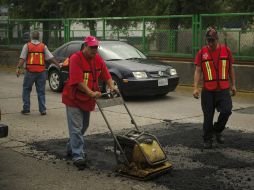 Día con día, ocho cuadrillas de bacheo atienden 26 vialidades. Hay 33 millones de pesos etiquetados para ese trabajo. ARCHIVO /