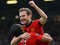 El español Juan Mata (d) celebra el cuarto gol contra Norwich, que le da la victoria de la jornada. AFP /