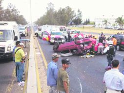 La escena después del incidente. Los dos ocupantes del auto quedaron prensados, pero fueron rescatados por los bomberos.  /