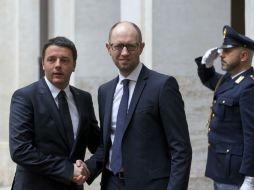 El primer ministro ucraniano (d) y el primer ministro de Italia, Matteo Renzi, durante su visita a Roma. AP /