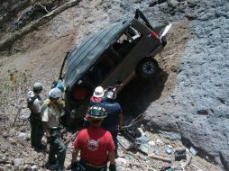 Bomberos Jalisco acudieron a la zona de los hechos para realizar tareas de rescate. ESPECIAL /