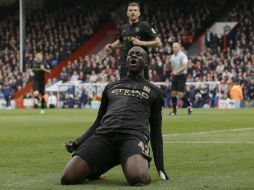 Yaya Toure festeja su gol, que selló el triunfo de los citizens. AP /