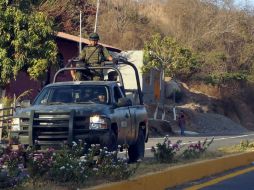 Militares llegan a la zona del tiroteo ocurrido ayer en Lázaro Cárdenas. AFP /