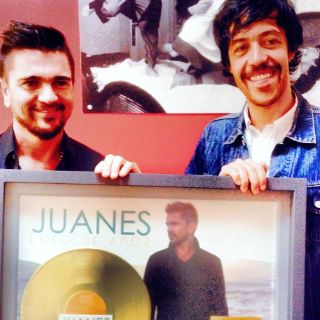 Juanes recibe disco de oro por 'Loco de amor'