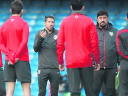 El técnico del Atlético de Madrid, Diego Simeone (centro), durante una práctica del equipo. AP /
