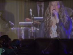 Los padres de 'La Jenni', son quienes protagonizan la historia, con apoyo de imágenes de la cantante. ESPECIAL /